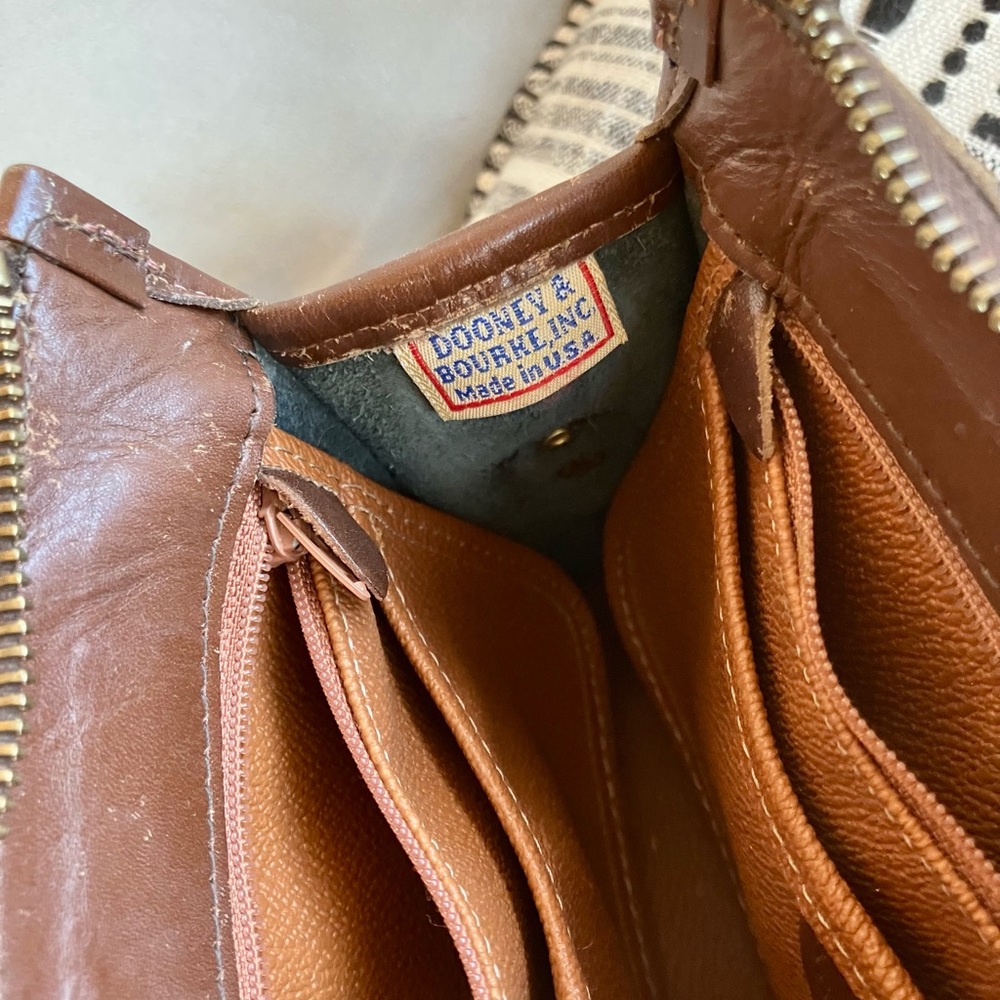 Dooney and Bourke Vintage Original Classic Black Leather Crossbody Bag - Picture 8 of 13